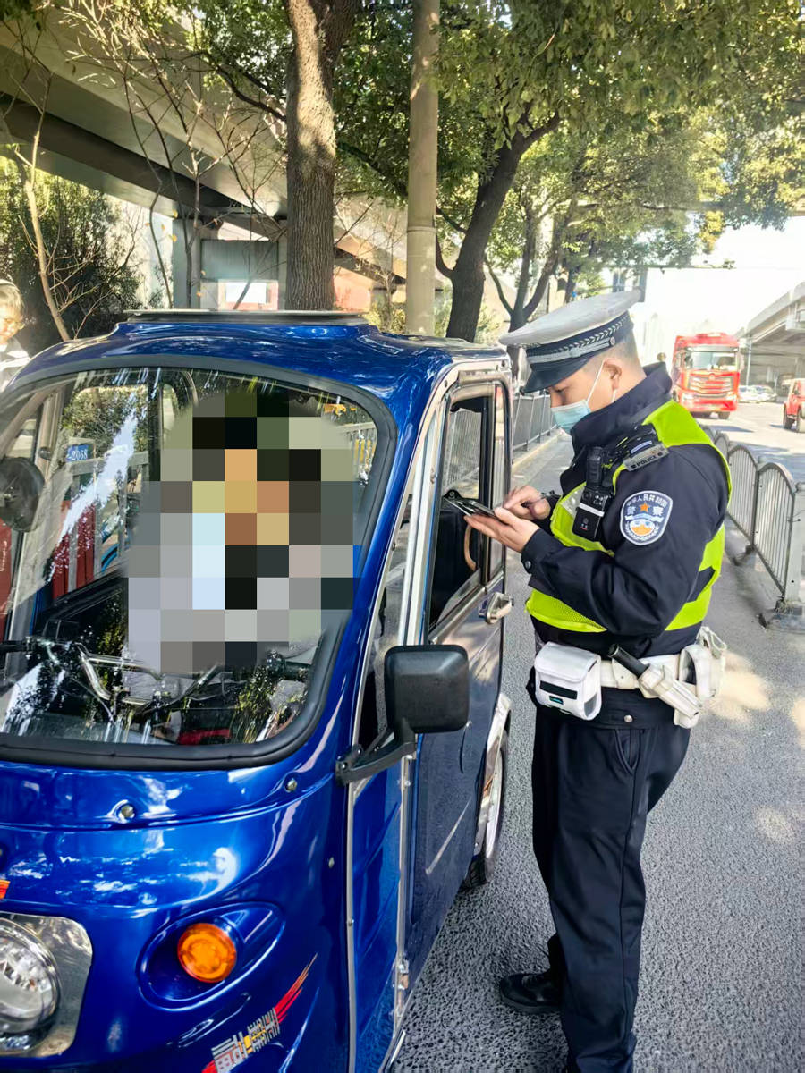 残疾车不得载人<strong></p>
<p>公司资讯</strong>，“老头乐”不得上路：上海正在严查相关交通违法行为