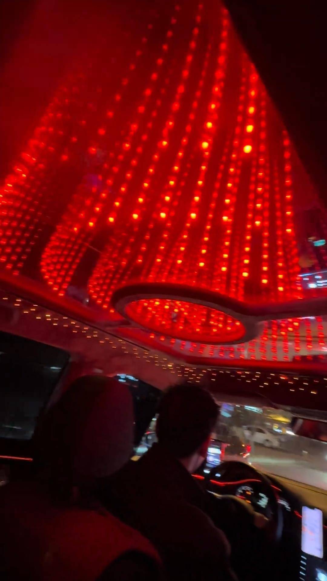 长春一女子打车遇“最炫出租车”<strong></p>
<p>微资讯</strong>，车顶被改装为绚丽星空顶，网友：打车竟然打到了移动KTV