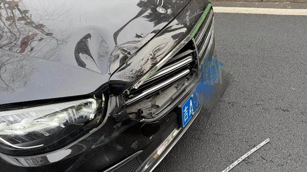 路虎1分钟8次别停奔驰致追尾<strong></p>
<p>推荐资讯</strong>，警方认定多次反转，长春公安局最新通报