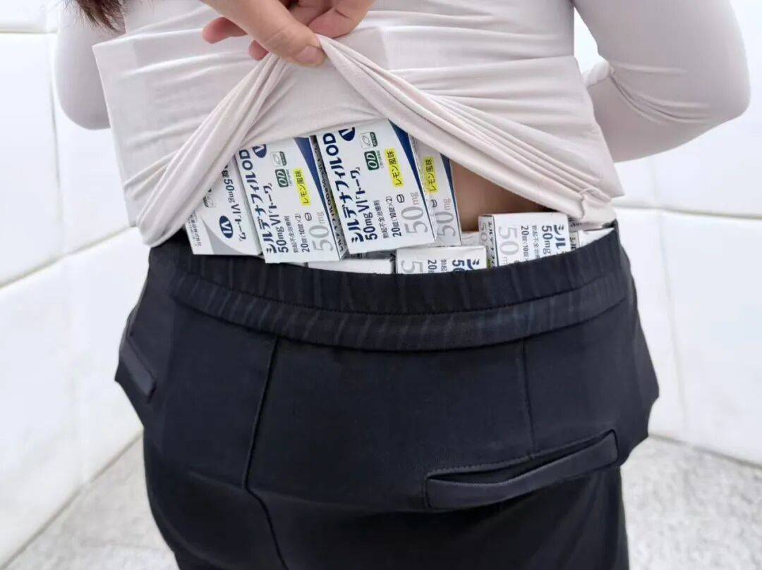 女子身绑73盒"伟哥"<strong></p>
<p>资讯站</strong>，当场被拦下！还有人假扮孕妇，绑了38斤的白银颗粒