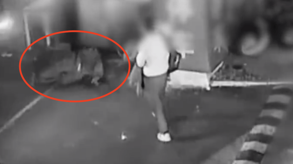 男子停车场随地小便被制止<strong></p>
<p>北京资讯</strong>，恼羞成怒飞踹管理员致自己骨折，索赔18万余元，法院判了