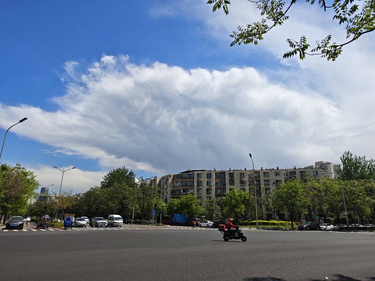 出现“雨幡”奇景<strong></p>
<p>北京资讯</strong>，北京今天的云像“天空之城”