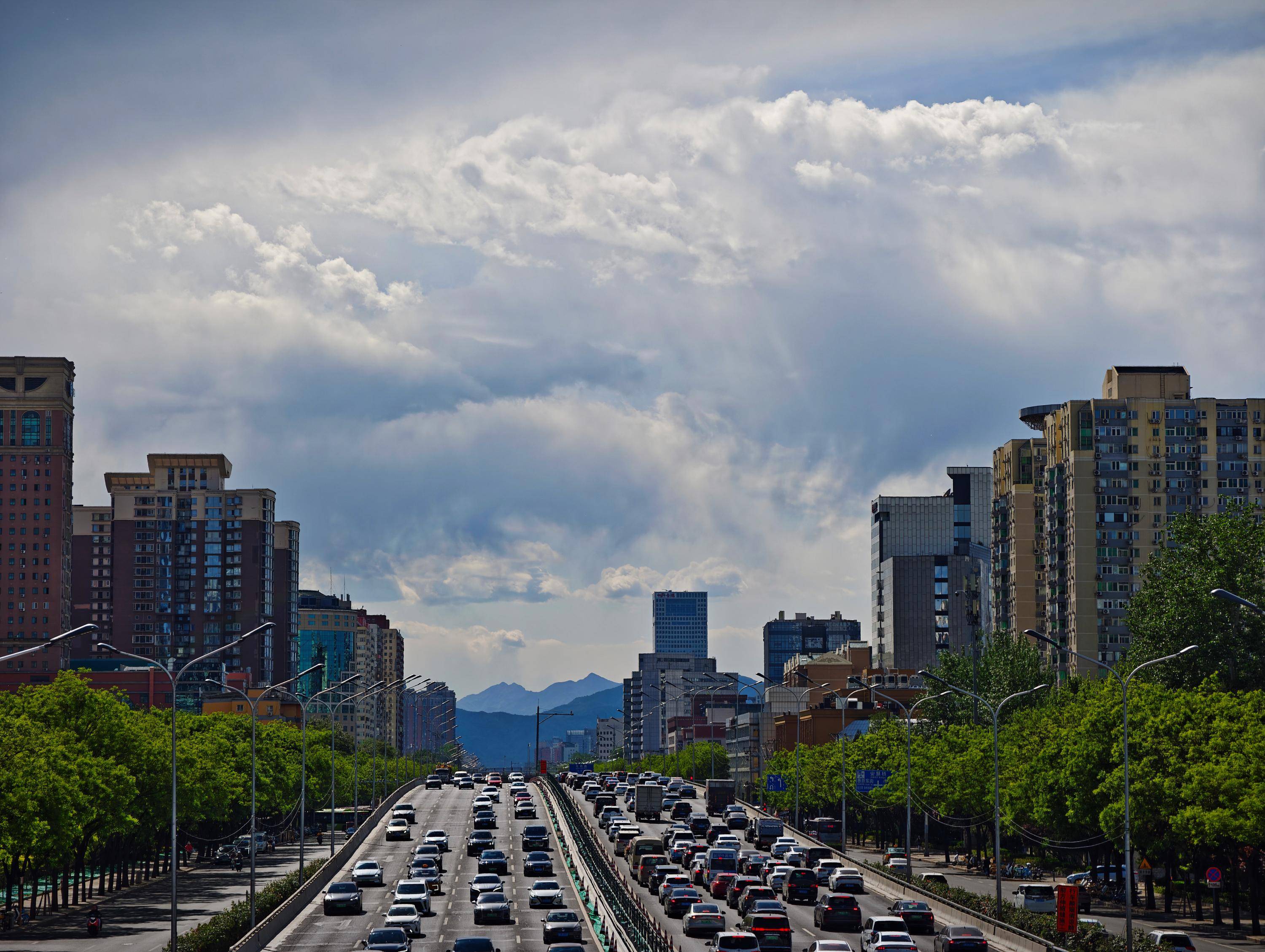 出现“雨幡”奇景<strong></p>
<p>北京资讯</strong>，北京今天的云像“天空之城”