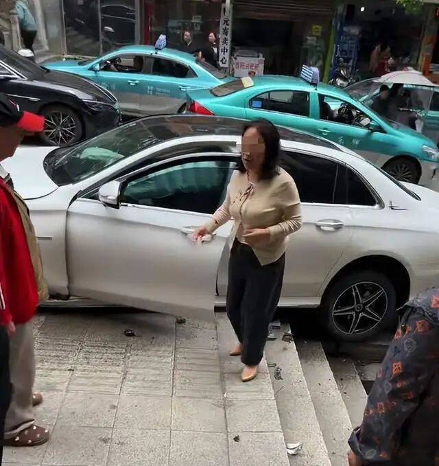 重庆57岁女医生开奔驰<strong></p>
<p>广告资讯</strong>，致2死6伤，警方通报称系操作不当！知情人：系主任医师，有多个专业头衔